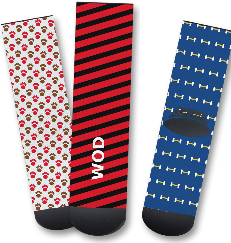Tres calcetines personalizados: patrón de huellas, rayas con texto y patrón de barras