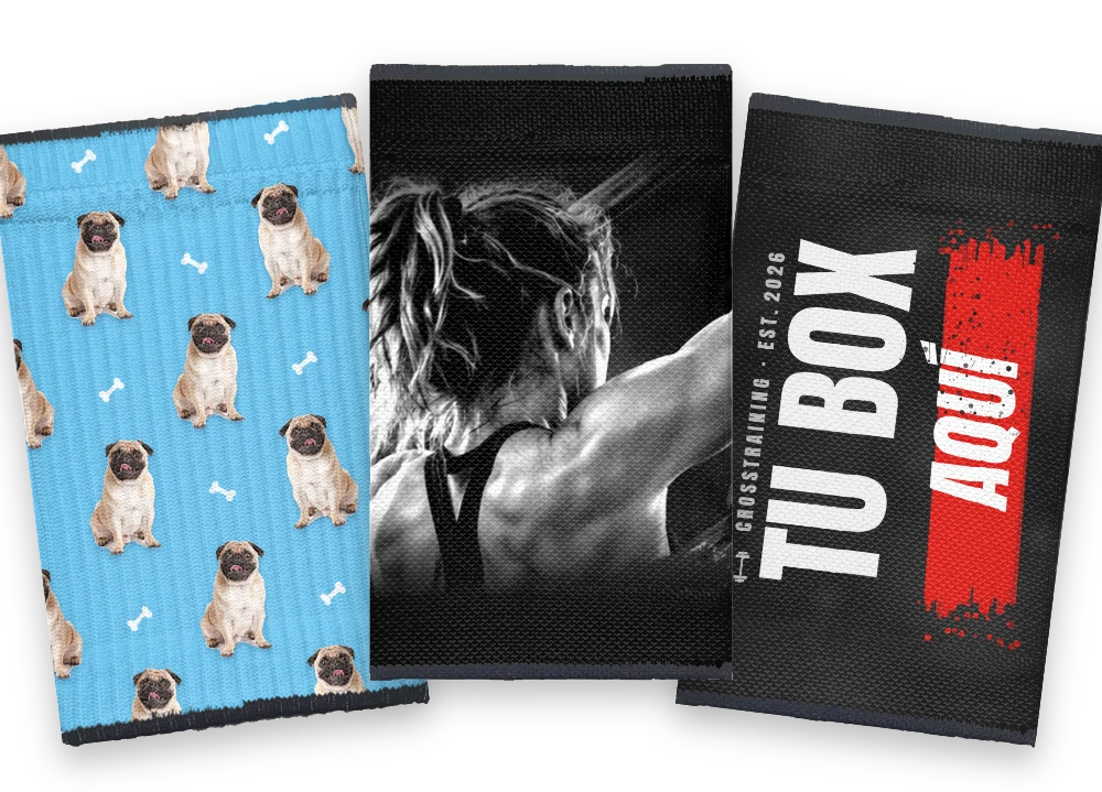 Tres muñequeras personalizadas: patrón de carlinos sobre azul, foto de una atleta entrenando y TU BOX AQUÍ en letras de box con brochazo rojo